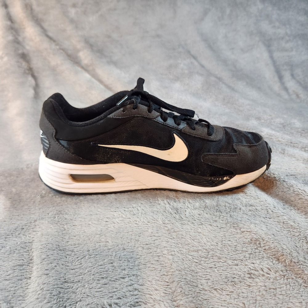 Nike Men's Black and White Athletic Sneakers